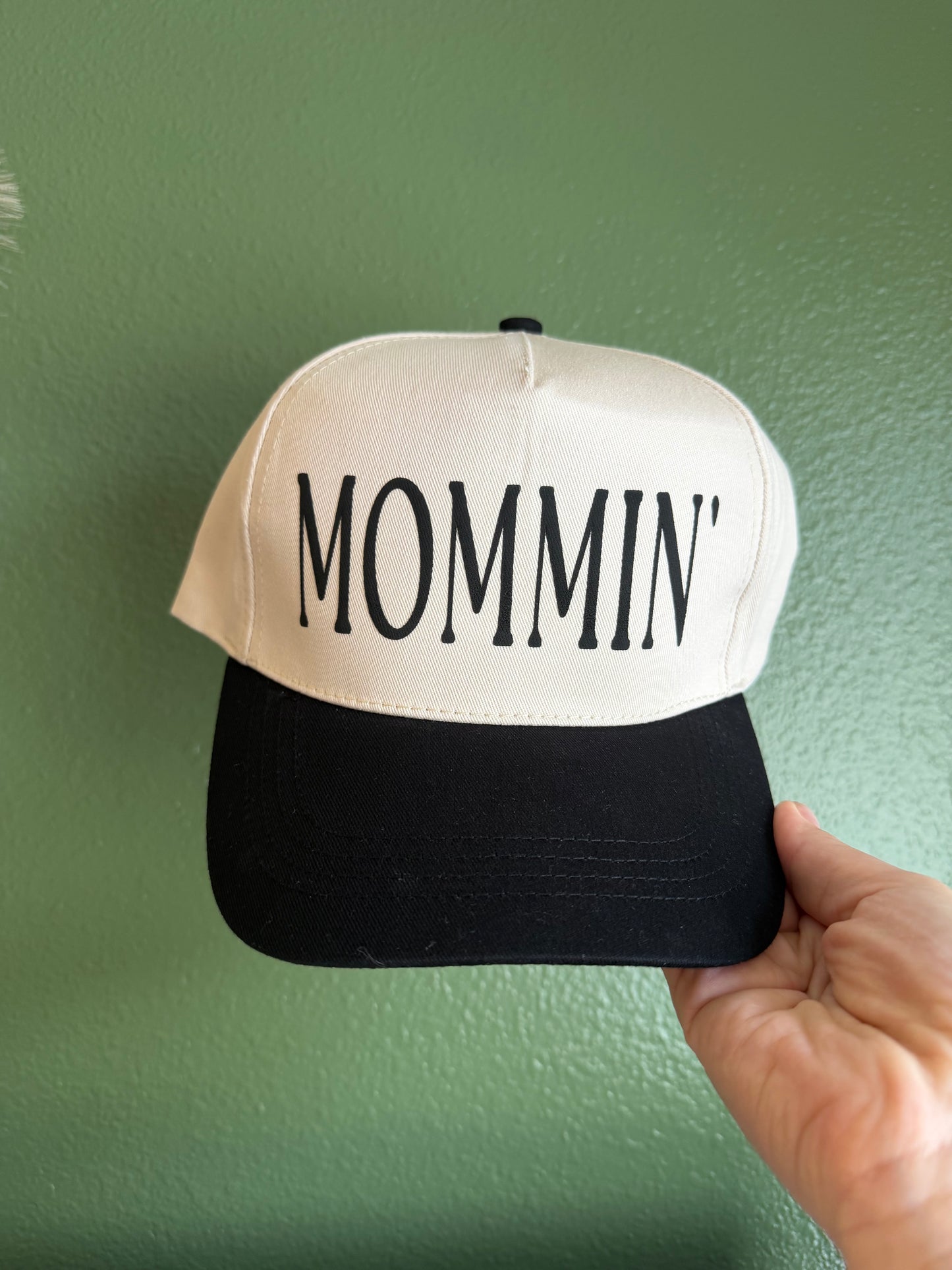 MOMMIN' Black Trucker Hat