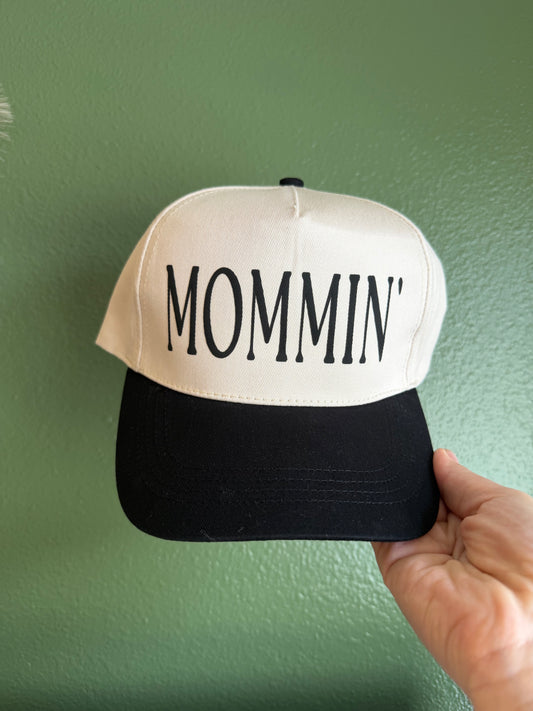 MOMMIN' Black Trucker Hat